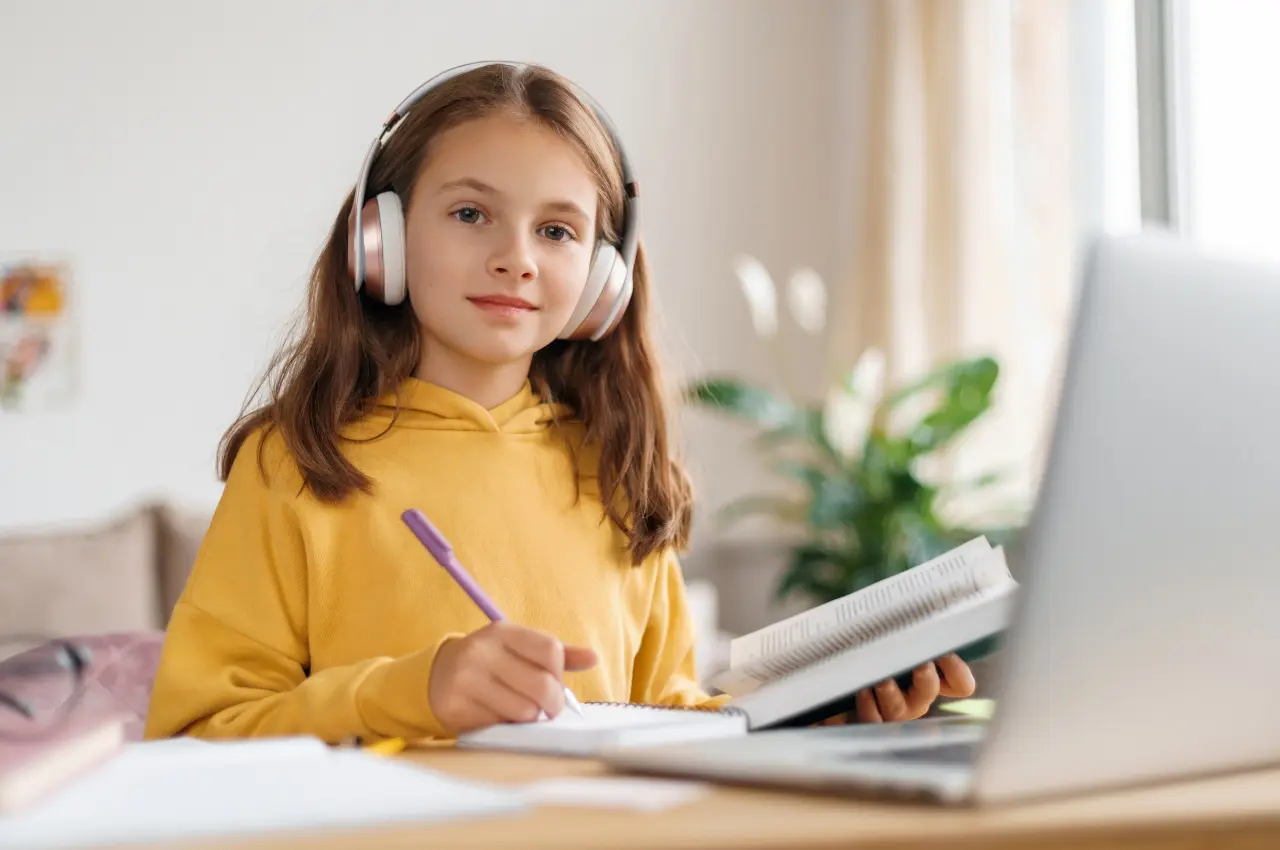 Oor Ons 1 3 Circle Jong dogter wat in die veiligheid van haar huis deur SEADedu tuisskool se tuisonderrig ondersteuning met christelike waardes opgevoed word